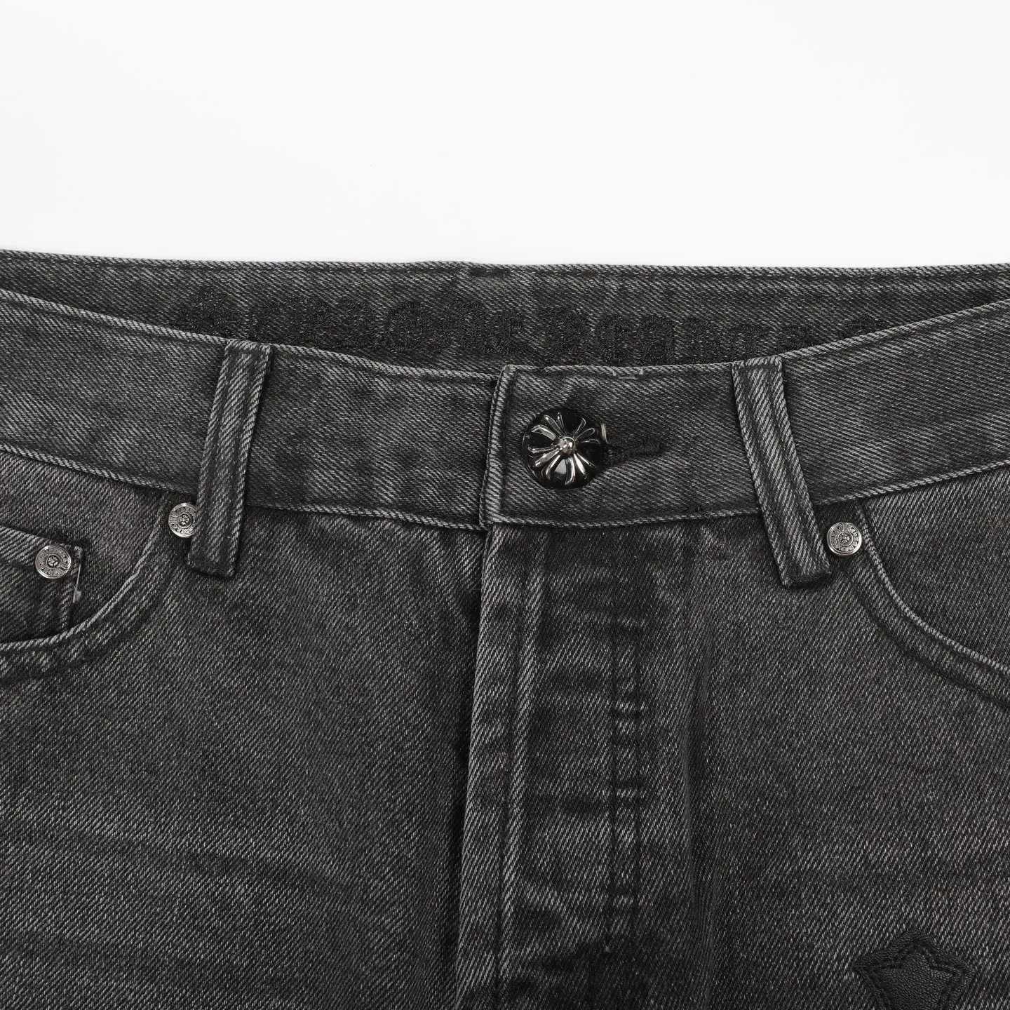 P280 Chrome Hearts city-limited flame black and white leather jeans need to be washed after the finished product is disassembled and hand-made with sheepskin cross leather and then spliced ​​together. The whole piece has too many craftsmanship to explain. The cabinet price is 34W+, the patchwork is decorated with cross flowers, and the high-waisted washed jeans! ! Absolutely high-end luxury products, 8W+ level god-level single products, super popular products, made with top heavy industry, a magic weapon that cannot be missed. About Kroxin This is an extremely luxurious fashion brand, which can also be called the aristocrats of the high street. It has always been an exclusive brand for some hipsters or rich second generation. Compared with ordinary high streets, it is more luxurious and noble. Compared with luxury brands, it has a more fashionable personality and has always been a brand that I have a special liking for. Size: 28 30 32 34 (corresponds to S-XL) Size chart: 28 Waist 76 Pants length 104 Hips 98 30 Waist 80 Pants length 105 Hips 102 32 Waist 84 Pants length 106 Hips 106 34 Waist 88 Pants length 107 Hips 110